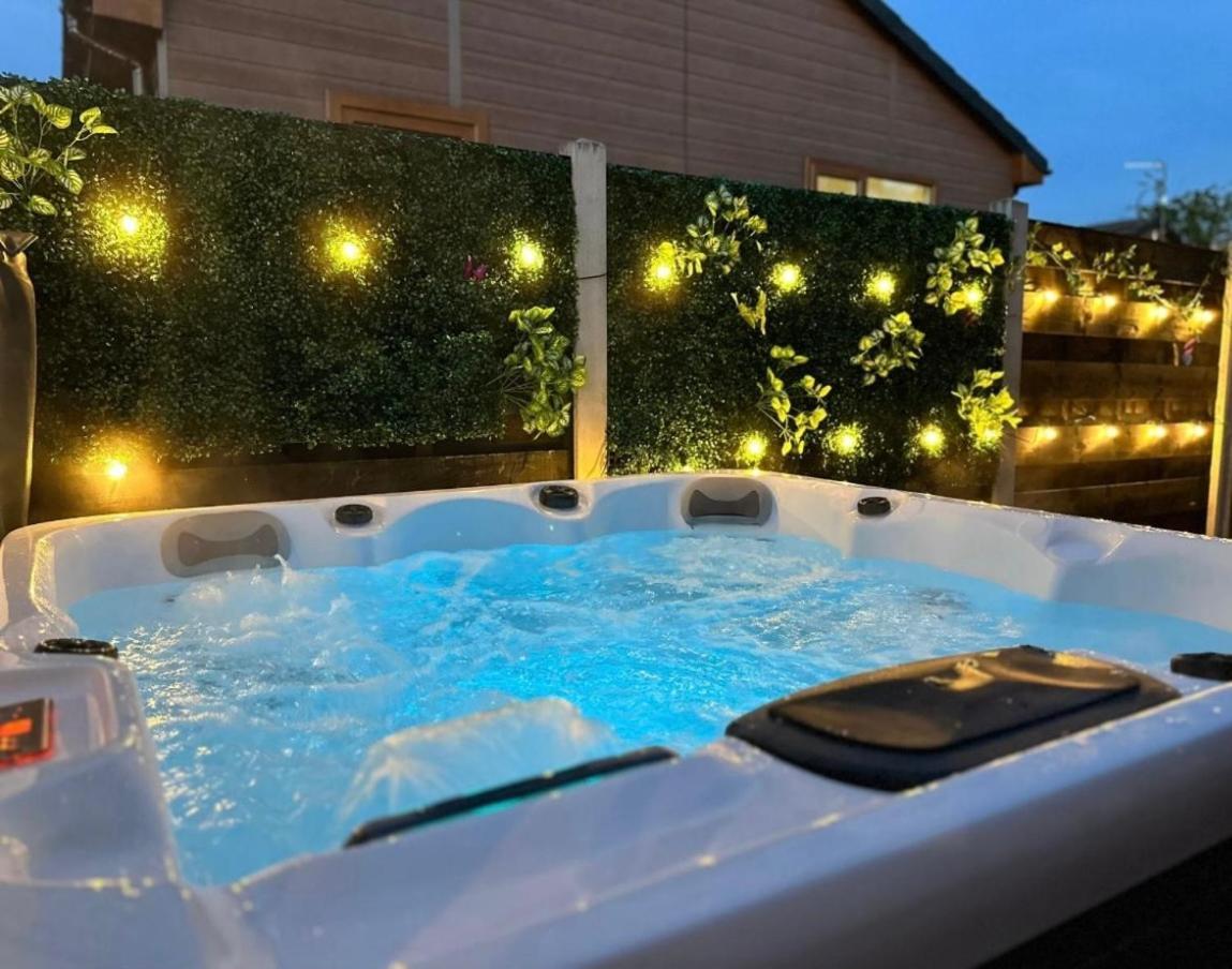 Tulip Cabin With Hot Tub ヨーク エクステリア 写真