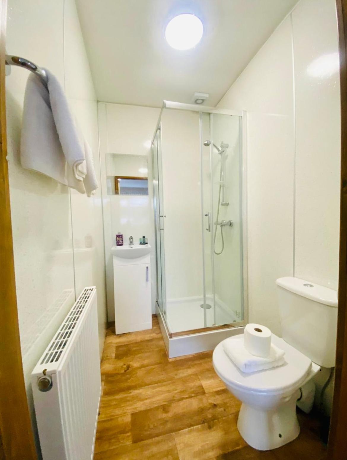 Tulip Cabin With Hot Tub ヨーク エクステリア 写真